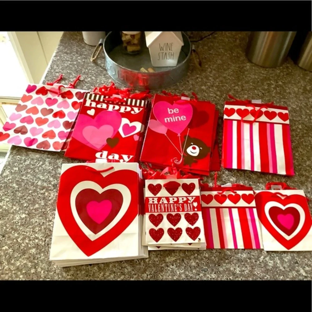 30 hallmark gift bags new